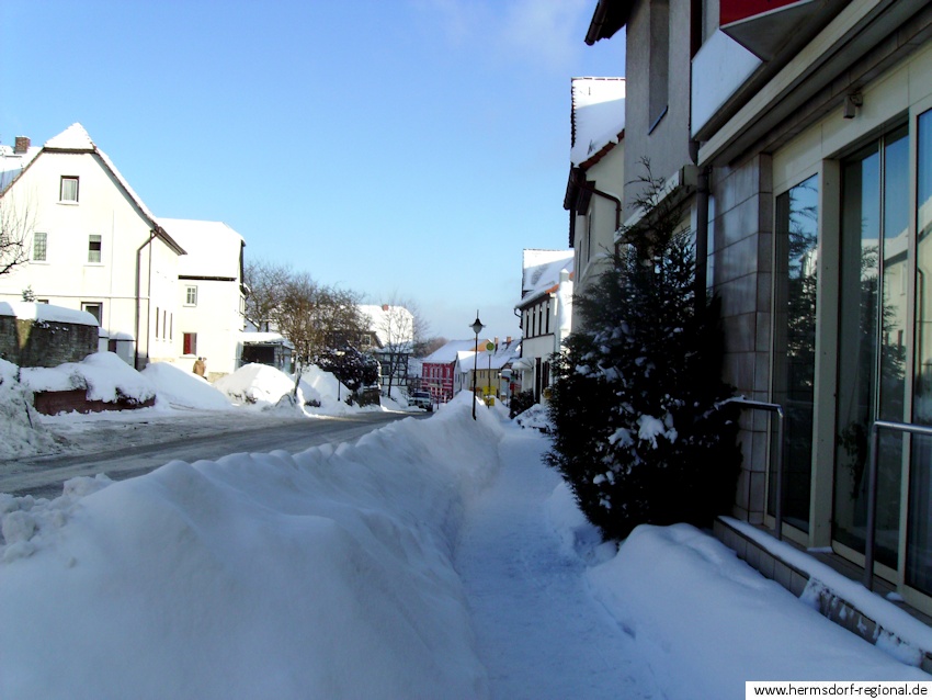 Der Winter 2010 / 2011 war schneereich wie lange nicht. Der Stadt blieb letztlich nichts weiter übrig, als die Hauptstraßen von den Schneemassen zu räumen.