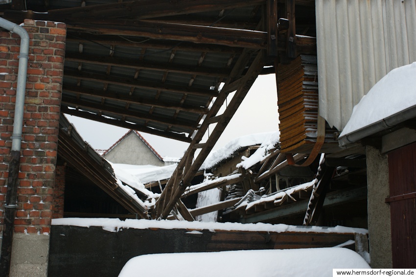 Bei Schillings (Wagner) hielt das Schleppdach den Schneemassen nicht mehr stand und brach zusammen.