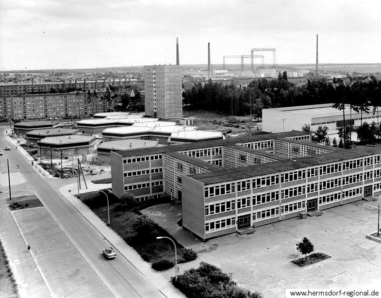 1973 - im Vordergrund die 2. POS, dahinter Wabenbauten des Waldsiedlungsmarktes, rechts Werner-Seelenbinder-Halle.