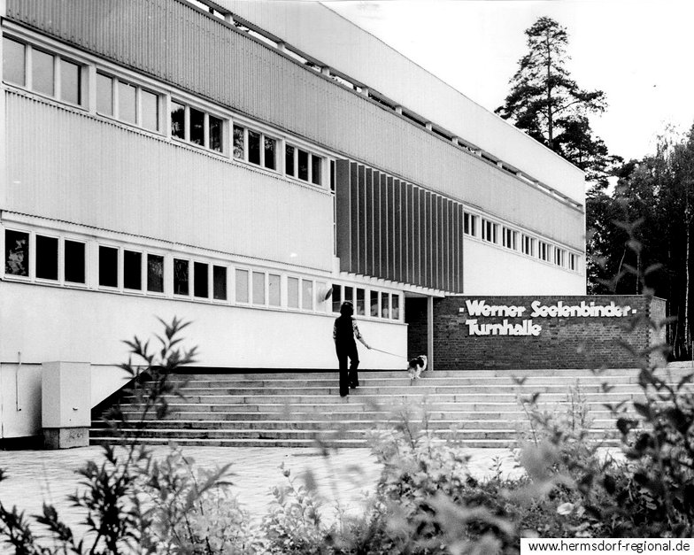 1975 - Bau der "Werner-Seelenbinder-Halle". 