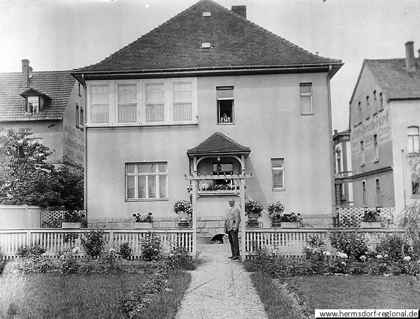 Wohnhaus der Familie Klaus (von hinten). Rechts zu erkennen das Kulturhaus. Es wurde 1948 enteignet.