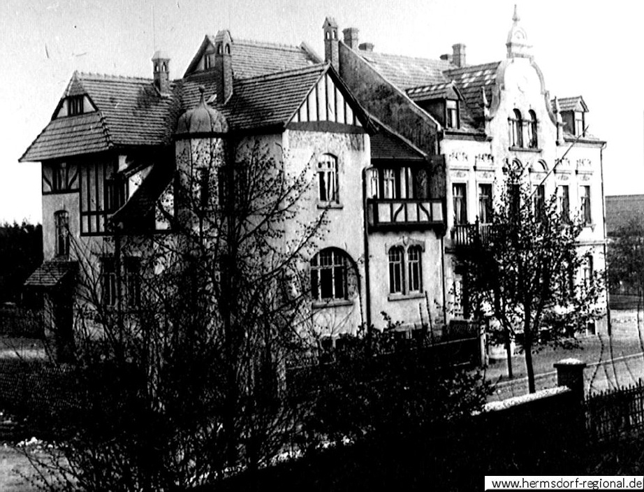Links Wohnhaus Taxi Barth, rechts Wohnhaus und im Erdgeschoss Uhrmacher Hinkeldey. 
