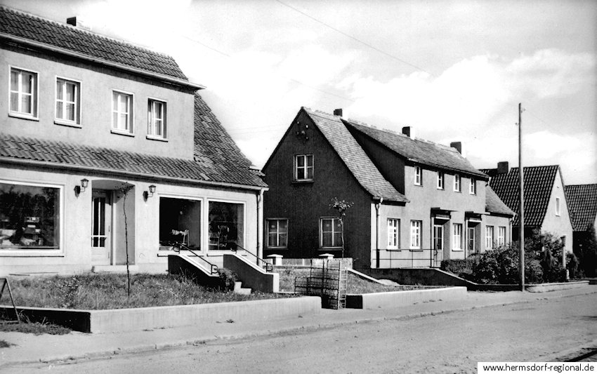 Paul-Junghans-Straße 1972 - Von links: KONSUM-Verkaufsstelle - Kindergarten "Frohe Zukunft" - Konsum Gaststätte "Stadt Hermsdorf".