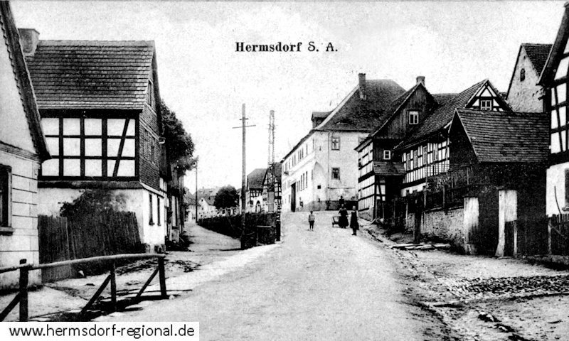 Blick in die Bergstraße, aus dem Loch in Richtung Gasthof "Zum Schwarzen Bär" um 1920. Ganz rechts die Hausecke ist die Nummer 5.