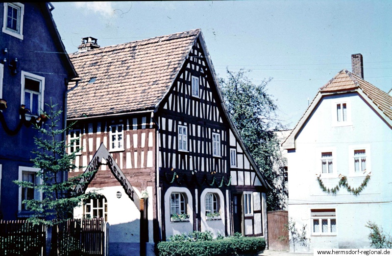 Bergstraße 7 im Jahr 1956 - nur im Rahmen der 700-Jahr-Feier wurde die Gaststätte "Berghof" benannt. Rechts im Haus der Kolonialwarenladen, später Lebensmittel.
