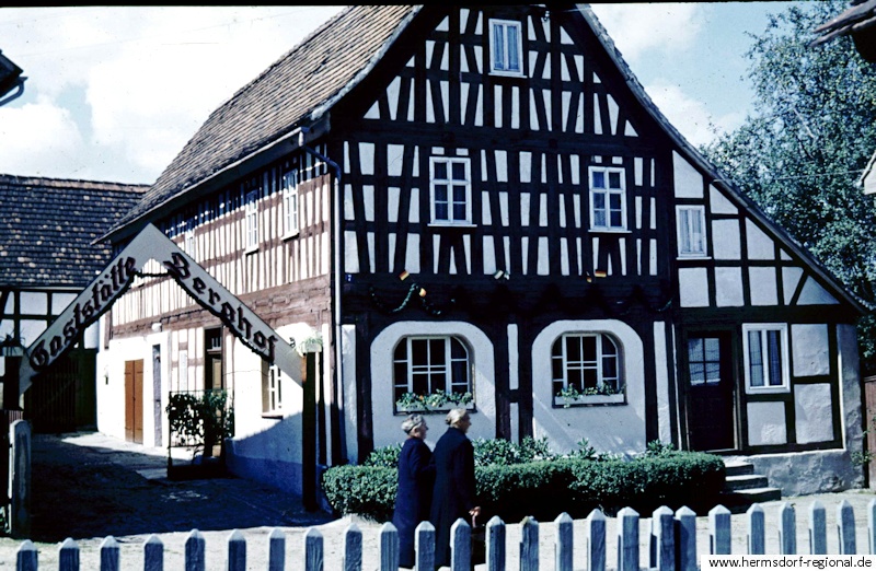 Bergstraße 7 im Jahr 1956 - nur im Rahmen der 700-Jahr-Feier wurde die Gaststätte "Berghof" benannt. Rechts im Haus der Kolonialwarenladen, später Lebensmittel.