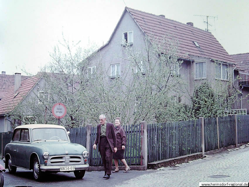 Josef Dörr und Ehefrau vor dem Haus mit ihrem PKW "P 70". 