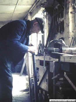 Josef Dörr in seiner Werkstatt. 