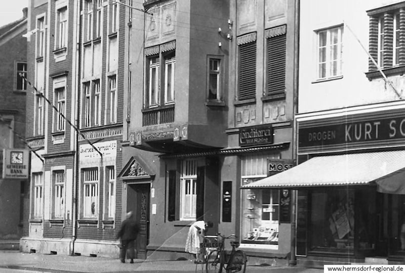 Aufnahme der Konditorei und „Kaffee Monopol“ um 1934. Links davon die Gewerbebank, rechts Drogerie Kurt Schlegel.