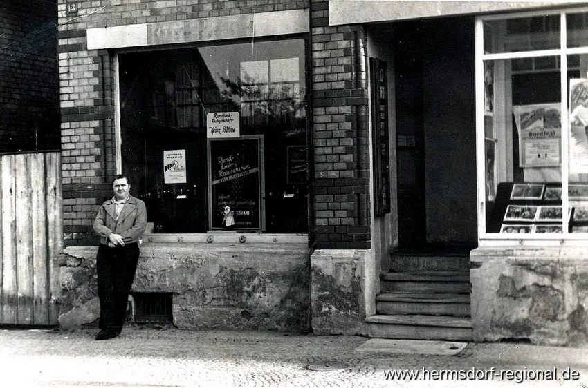 Heinz Böhme vor seinem Geschäft um 1960