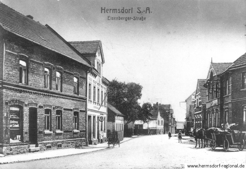 Das Haus um 1918 - Bäckerei Karl Schmidt (ganz links). 