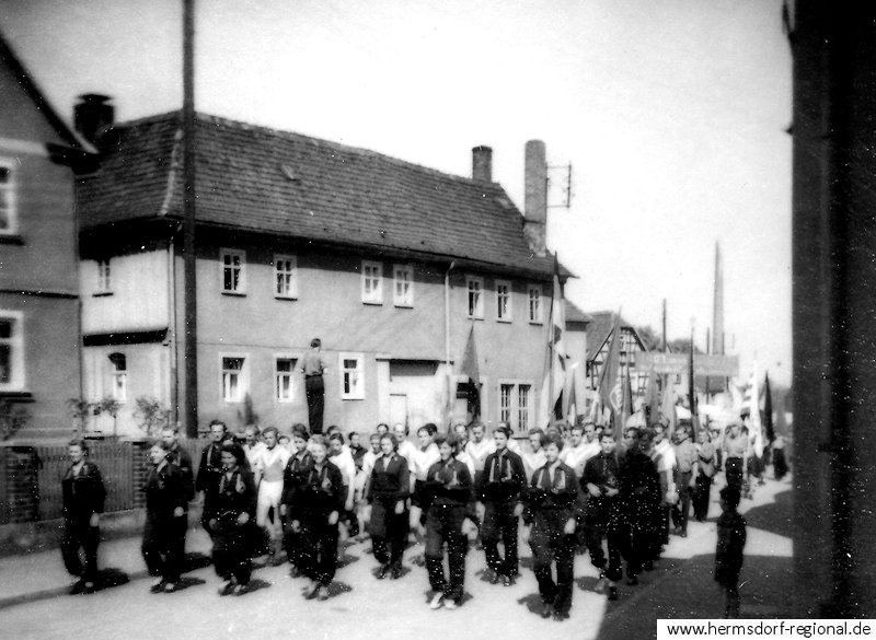 01.05.1953 Umzug vor dem Haus Eisenberger Str. 25
