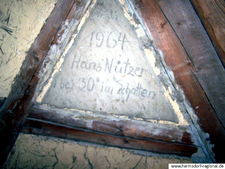 Der Dachdeckermeister Hans Nützer hatte 1964 das Dach erneueret und im Dachboden seine Spuren hinterlassen.
