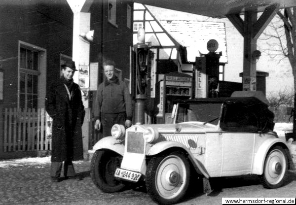 Werner Vogel mit einem Kunden an der Tankstelle