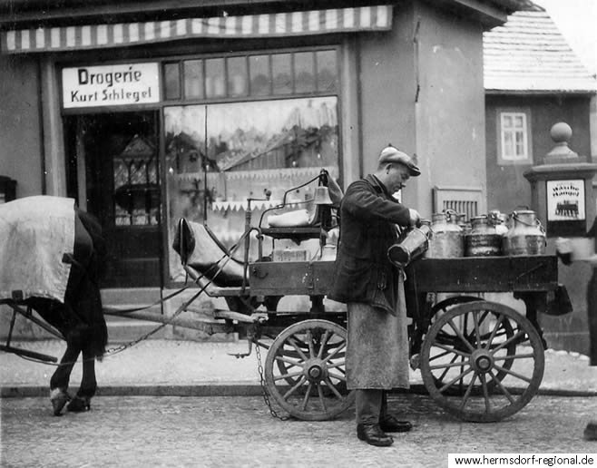 Ernst Hädrich „Milchernst“ vor der Drogerie Kurt Schlegel in der Eisenberger Str. 14 