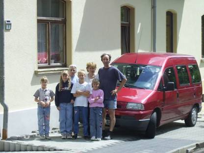 Ruth Fuß (hinten links) mit Jürgen Fuß und Familie.