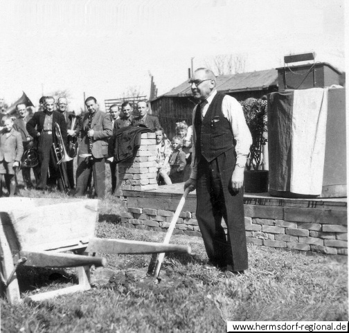 Wilhelm Sperhake bei der Grundsteinlegung des 6-Familien-Hauses am 01.05.1950 - Naumburger Straße 36