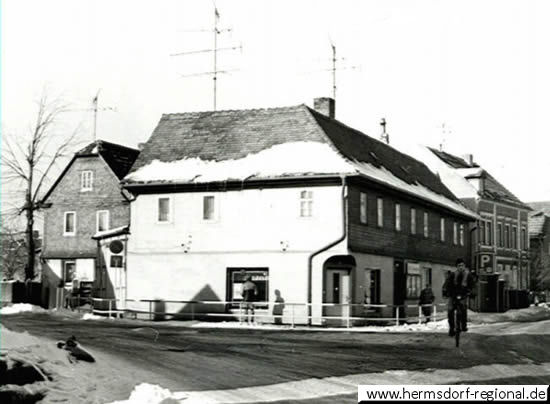 Naumburger Straße 2 (links) und ehemalige Gaststätte "Zur Guten Quelle"