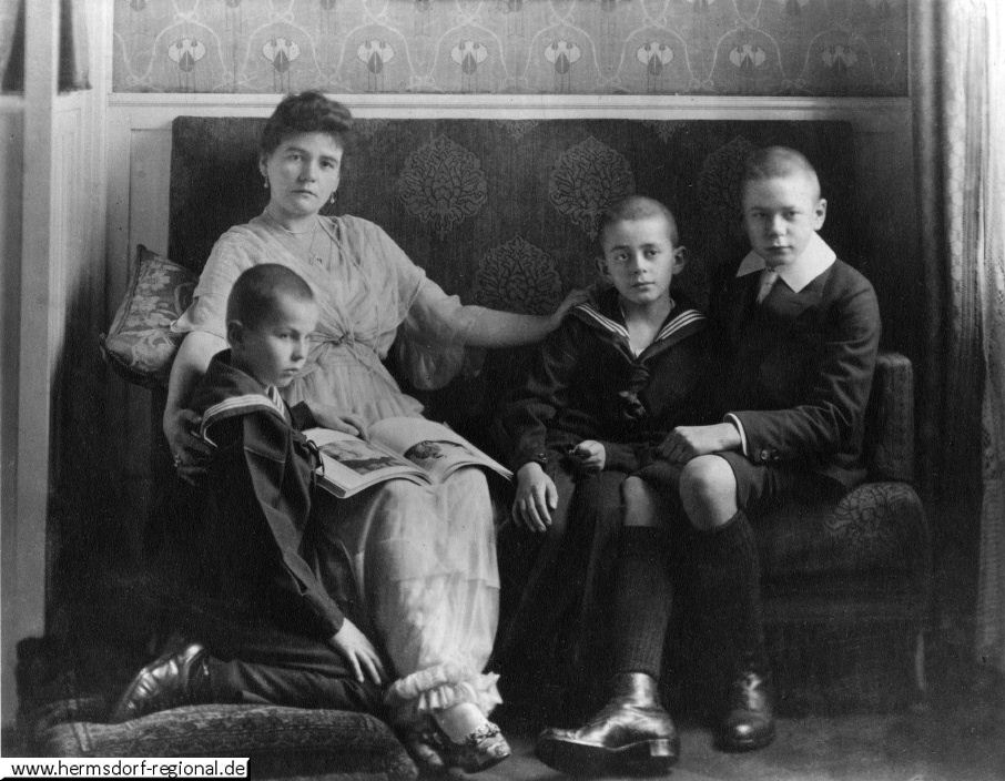 Mimmi Speer geb. Hommel mit ihren Söhnen Hermann, Albert und Ernst (v.l.) um 1915. 