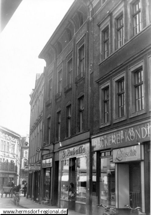 Horst-Wessel-Straße in Kreuzburg 1940. Das zweite Haus von rechts (G.Kuballa) war von 1801 bis 1881 im Besitz der Famlie Speer. Das Haus links daneben (Haus Wien) ist das Geburtshaus von Pauline aus Kreuzburg (1849-1927)  einer Urenkelin von Gottfried Speer (1747-1821). 
