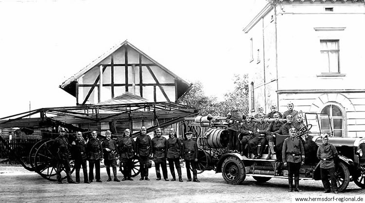 Die FFW Hermsdorf mit der Automobilmotorspritze auf dem Schulhof um 1926 - 1930.