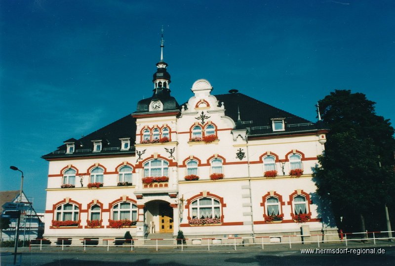 Der Gaststätteneingang wurde später an die rechte Seite des Rathauses verlegt, der Saal gehörte nicht mehr zur Gaststätte (Aufnahme von 2003).