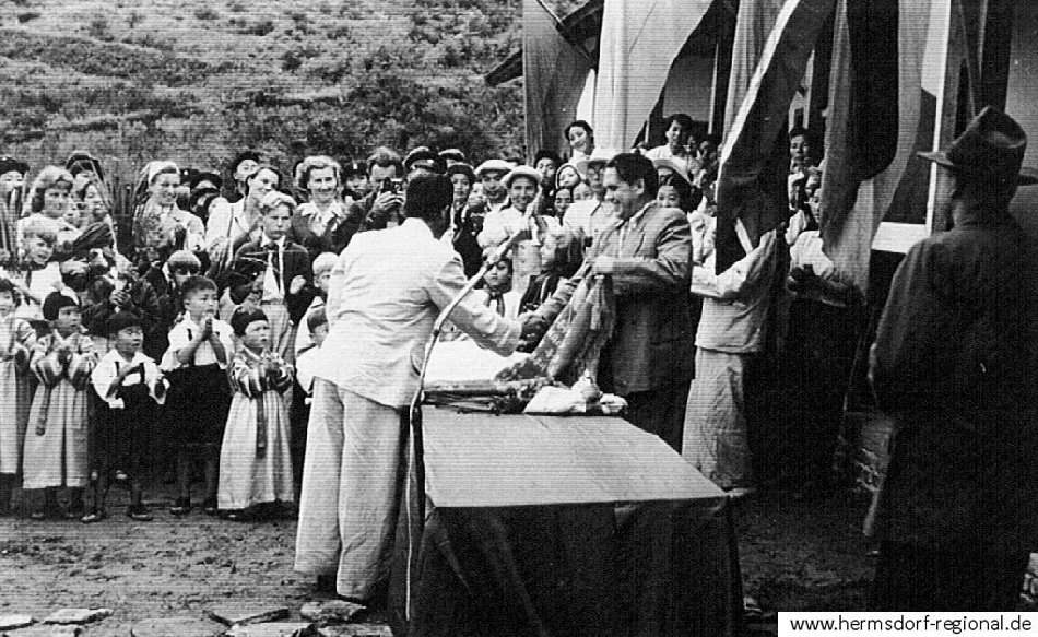 Horst Präßler bei der Übergabe des Waisenhauses an die koreanischen Kriegswaisen und ihre Betreuer.