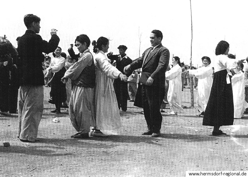 Horst Präßler beim traditionellen koreanischen Tanz auf den Straßen von Hamhung.