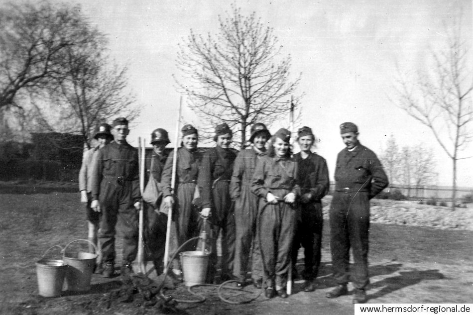 Otto Queißber (2. von links) bei einer Luftschutzübung 1939 auf dem Schulhof.
