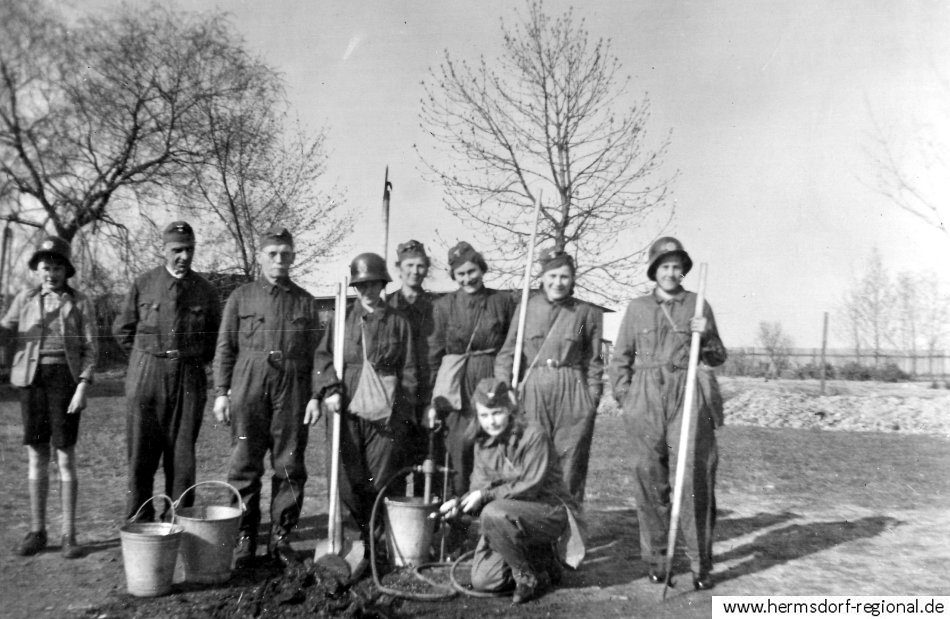 Otto Queißber (3. von links) bei einer Luftschutzübung 1939 auf dem Schulhof. 