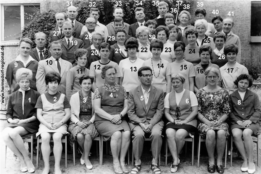 Kollegium der Friedensschule 1970 - Foto vom gleichen Tag siehe unten, dort fehlen 5, 9, 17 und 30