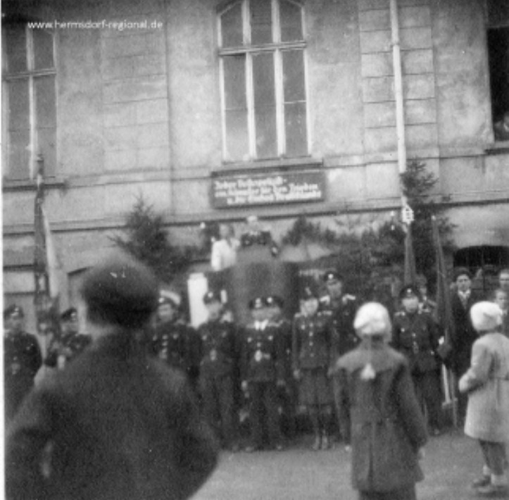 Kundgebung 1950 zum 5. Jahrestag der Deutschen Volkspolizei am Rathaus