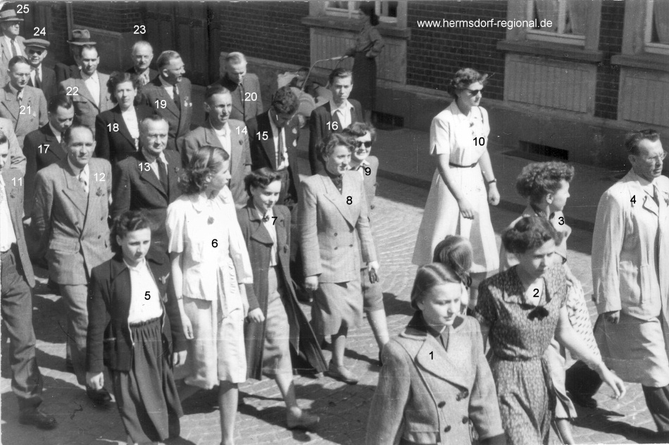 Maiumzug 1952 oder 53 - Mitarbeiter der Gemeindeverwaltung in der Eisenberger Straße