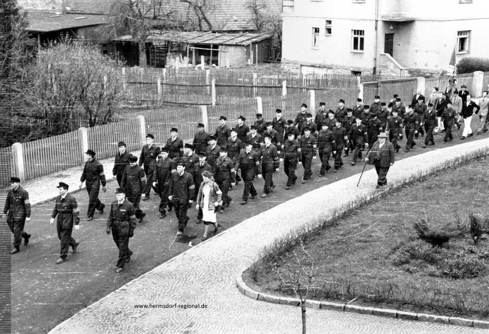 01.05.1956 Umzug in der Schulstraße - die Kampfgruppen.