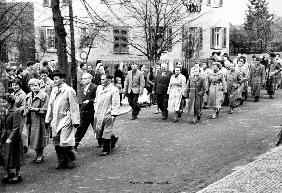 01.05.1956 Umzug in der Schulstraße, Ecke Kirchgasse. In der Mitte die Mitarbeiter der Gemeinde, im dunklen Anzug Fritz Unrath (Bürgermeister vom 04.10.192 bis 19.05.1960) 