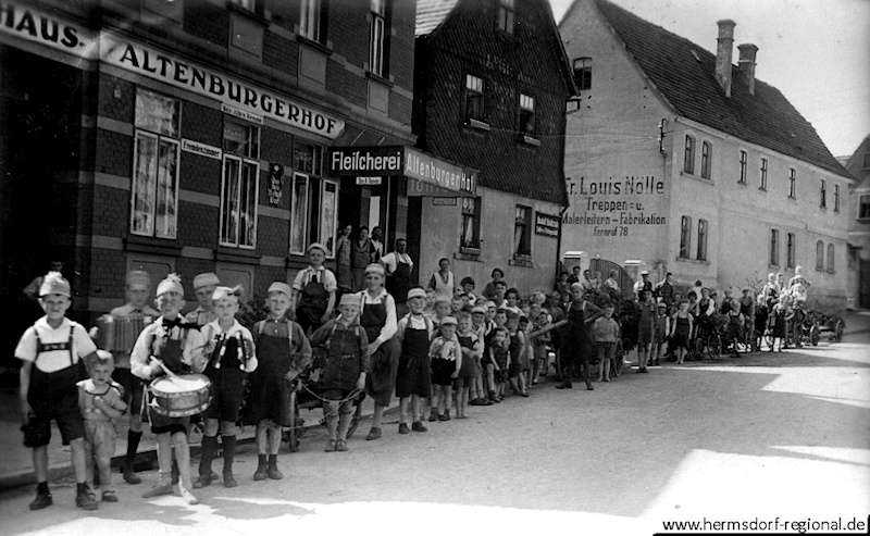 Kindermaibaumsetzen - 1926 Umzug vor der Gaststätte.