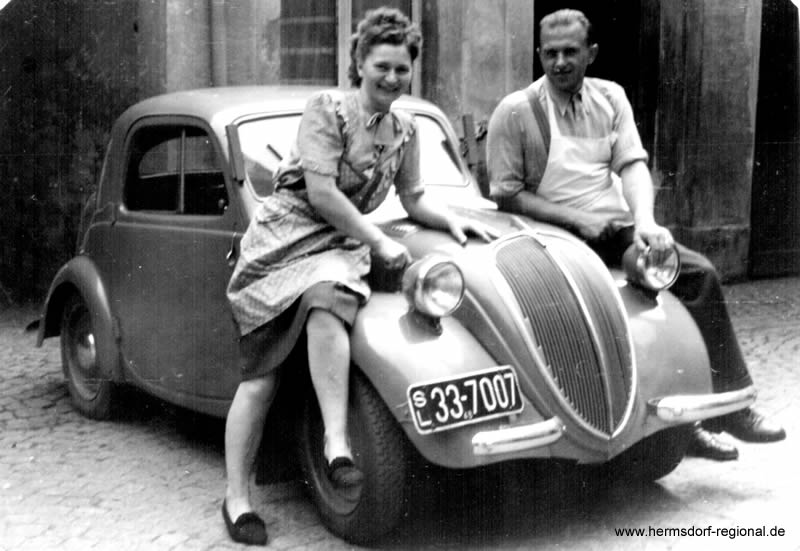 Fritz und Lene Remme auf ihrem PKW 1948 auf dem Hof der Gaststätte. Das Kennzeichen SL stand für Sowjetische Besatzungszone Sachsen (Leipzig), Thüringen hatte "ST".