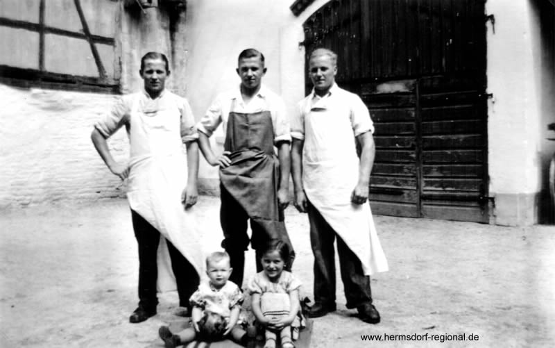 Drei Fleischergesellen in der Fleischerei Fritz Remme 1951. Vorn Dietrich und Heike Remme.