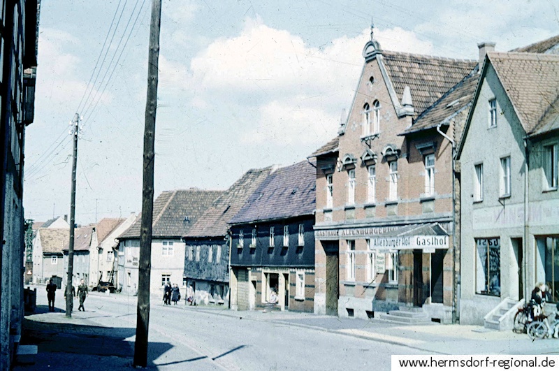 Der "Altenburger Hof" im Jahr 1956, links im Haus befand sich ein Ofengeschäft. Das nächste Haus wurde Mitte der 1960er Jahre abgerissen. 