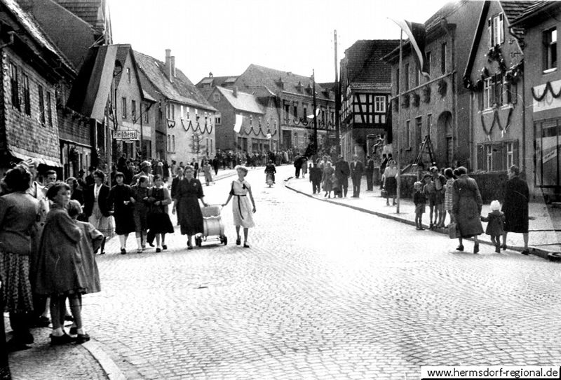 Blick in die Ernst-Thälmann-Straße heute Alte Regensburger Straße im Jahr 1956 zur 700-Jahr-Feier