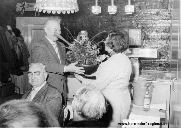28.02.1978 - Ilse Zidella - Klubleiterin, erhält zur Schlüsselübergabe von Jürgen Hänseroth einen Blumentopf.