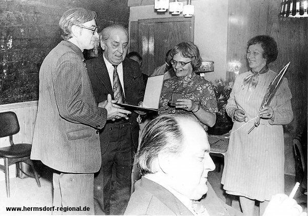 Schlüsselübergabe 28.02.1979 - links Otto Heinrich (Direktor Holzbauwerke), rechts Ilse Zidella