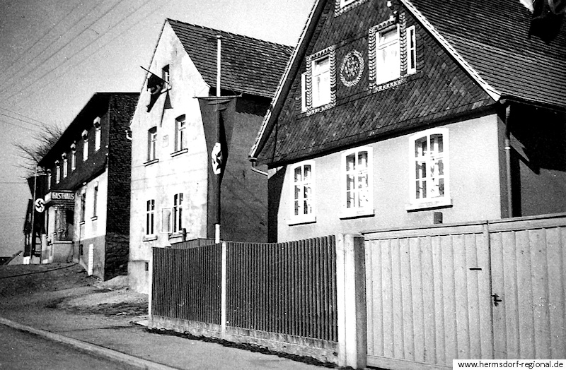 Gaststätte „Zur Schönen Aussicht“ um 1940 (links oben).