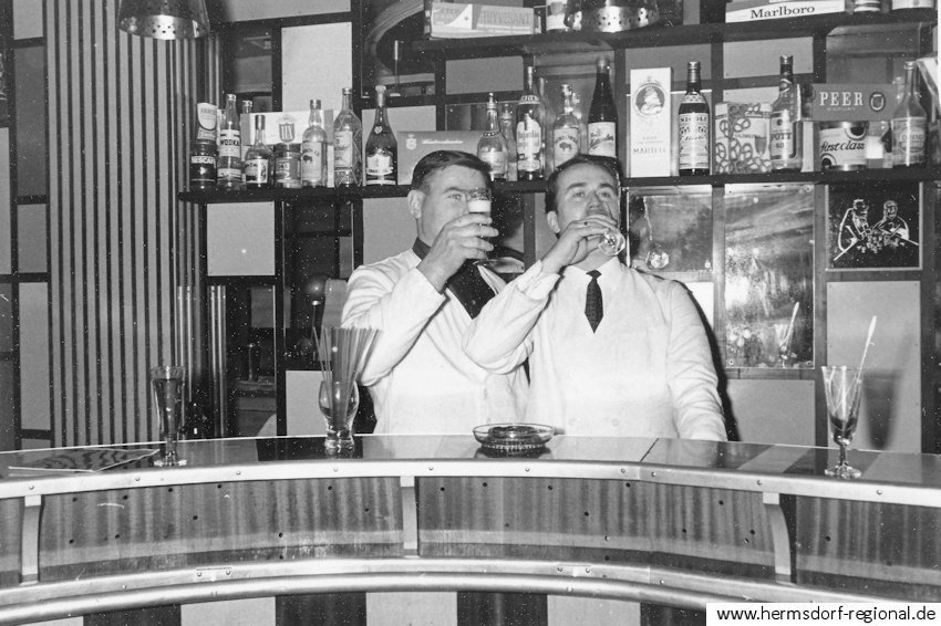 Gaststättenleiter Thomas Diesner (rechts) und Rainer Serfling (Fleischer im Keller) feiern 1963 die Eröffnung des Kulturhauskellers. 
