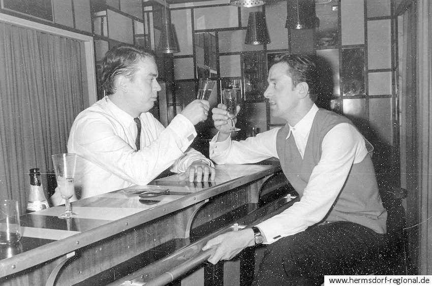 Gaststättenleiter Thomas Diesner (links) und Bauleiter Rainer Serfling feiern 1963 die Eröffnung des Kulturhauskellers. 
