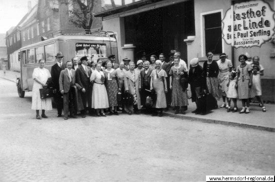 Start einer Busfahrt vor der Linde um 1930.