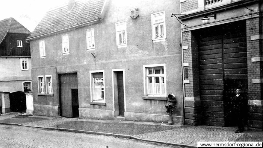 Foto zwischen 1910 und 1947. Die Inschrift am Schaufenster lautet: „Weißbäckerei Richard Eckardt“.