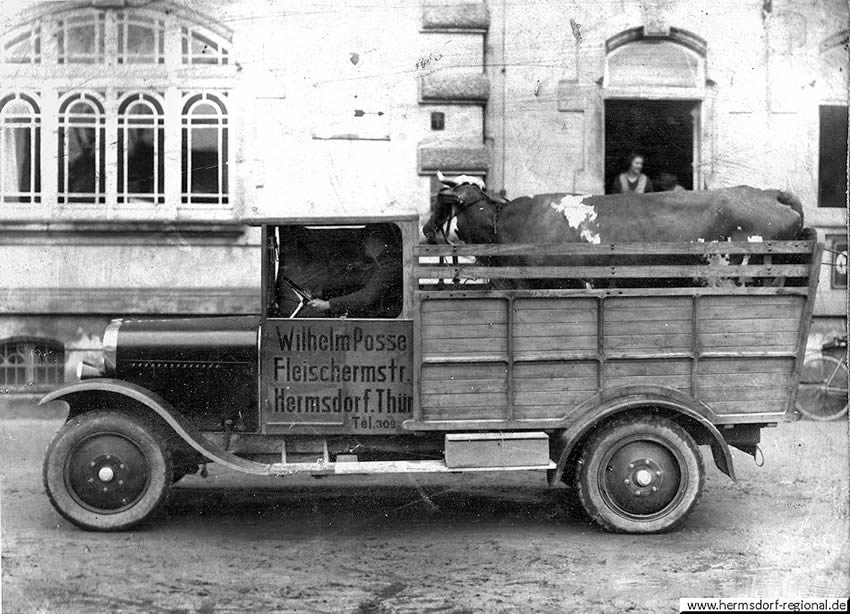 LKW von Wilhelm Posse Mitte der 1920er Jahre vor dem Rathaus Hermsdorf.