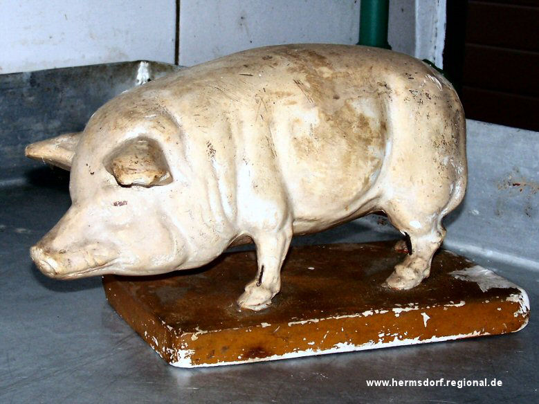 Leider gibt es kein Foto vom Haus mit der Fleischerei mehr. Dafür blieb aber dieses "Schaufensterschwein" erhalten. 