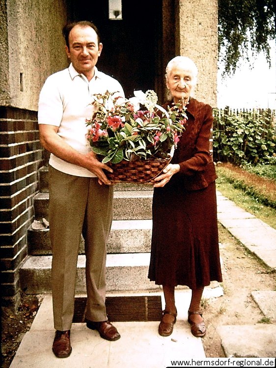 09.08.1972 Walter Herling gratuliert Oma Olga zum 90. Geburtstag.